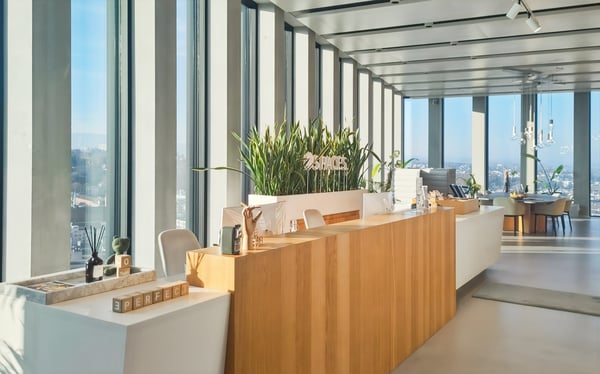Arbeite, halte Meetings ab, und fördere die Zusammenarbeit in Büroräumen in Spaces Grosspeter Tower 5