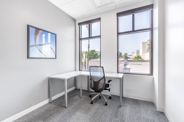 Bureau sur mesure pour 3 à Spaces Cocoon Bussigny 2