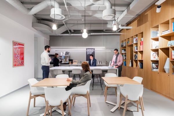 Bureau design pour 15 à Spaces Nations 7