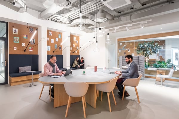 Bureau design pour 10 à Spaces Nations 6