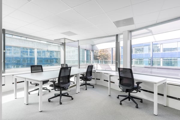 Bureau design pour 10 à Spaces Nations 4