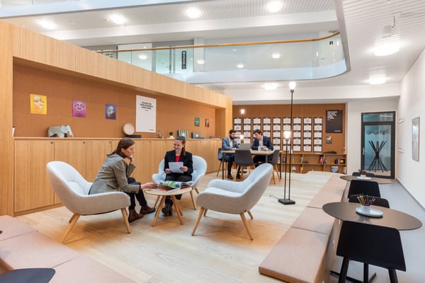 Bureau design pour 10 à Spaces Nations 5