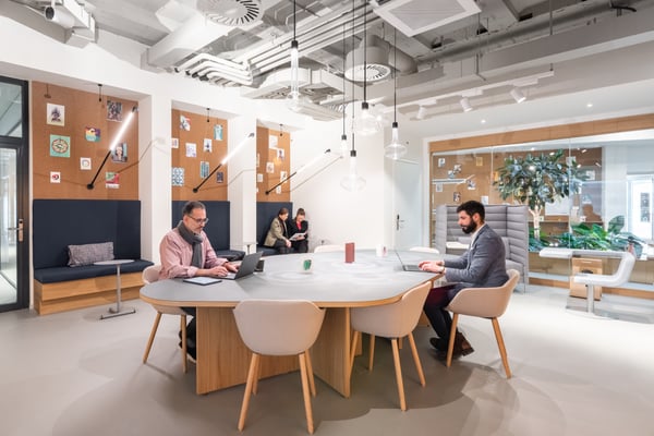 Bureau design pour 10 à Spaces Nations 6
