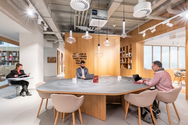 Bureau design pour 40 à Spaces Nations 9