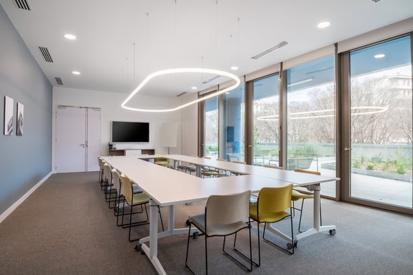 Büroräume für 40 in Spaces R2 Tower 8