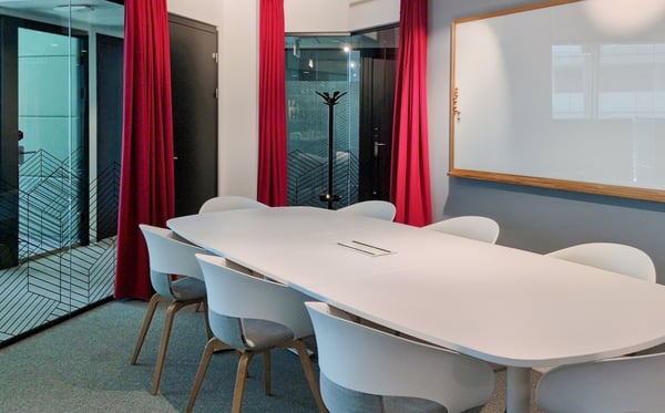 Bureau design pour 50 à Spaces Quartier de l'Étang 9