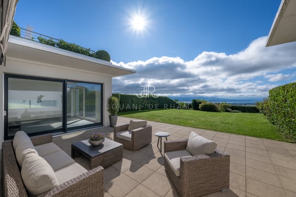 Appartement dans une luxueuse résidence avec splendide vue lac 2