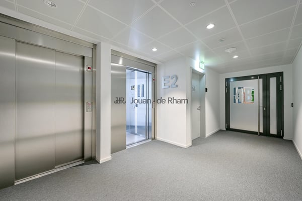 700 m2 de bureaux à louer dans un immeuble moderne, entièrement aménagés