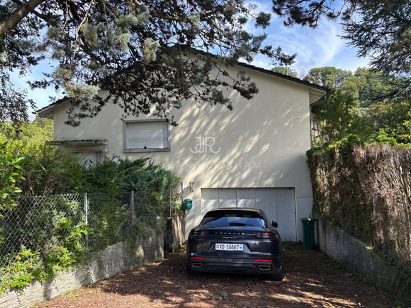 Bien avec Fort Potentiel ? Maison Individuelle et Piscine à Rénover, sur une Parcelle de 1'126 m² 2