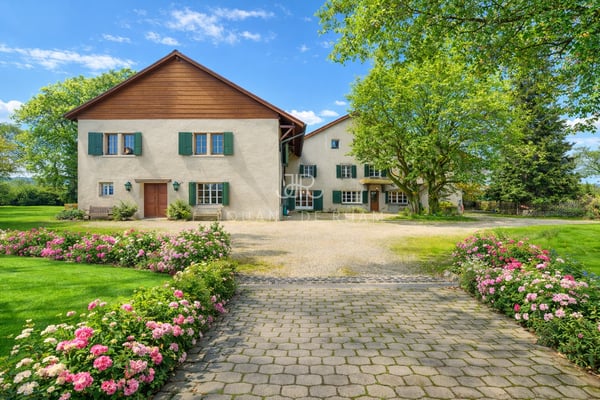 Élégante Maison de Maître avec parc et piscine à Jussy 2