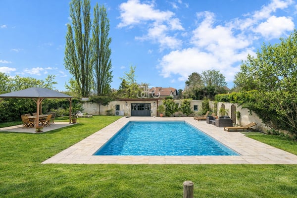Élégante Maison de Maître avec parc et piscine à Jussy 1
