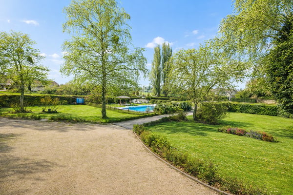 Élégante Maison de Maître avec parc et piscine à Jussy 10