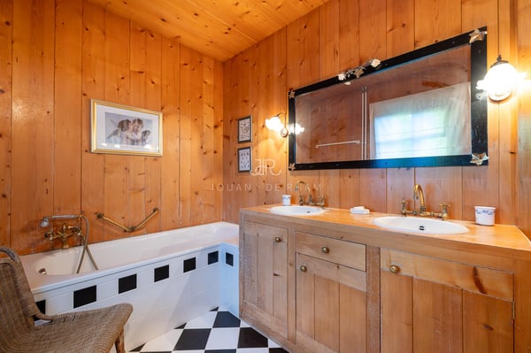 Essertines-sur-Rolle | Maison de charme et son annexe en zone village 9