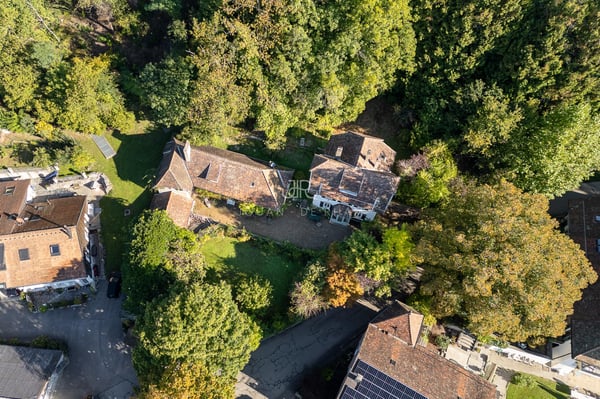 Essertines-sur-Rolle | Maison de charme et son annexe en zone village 2