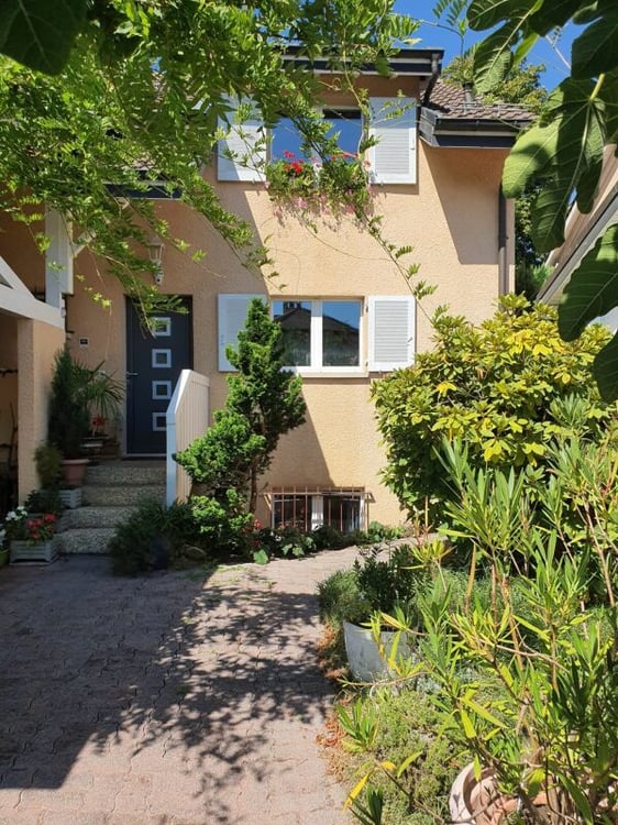 Belle chambre renovée à louer dans une villa