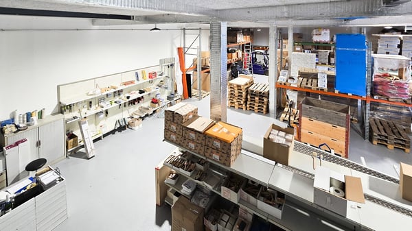 Opportunité rare : halle 300 m² + bureau 300 m² 12