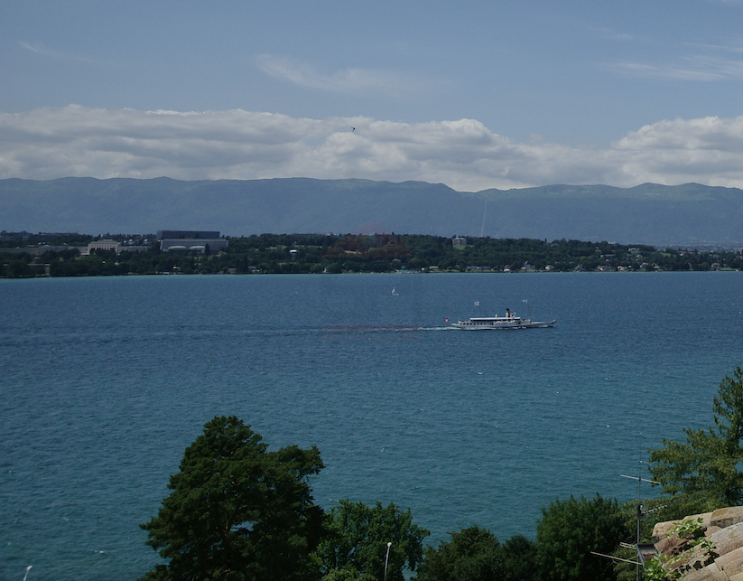 Propriété d'exception avec vue panoramique sur le lac