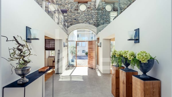 UNE PROPRIÉTÉ AU CARACTÈRE ARCHITECTURAL UNIQUE 2
