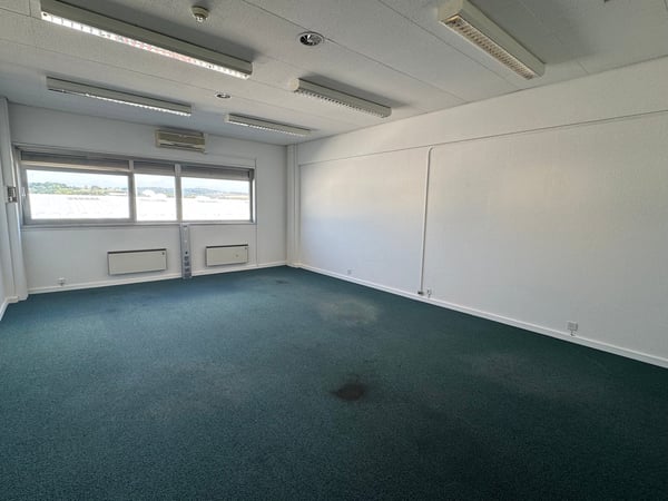 Bureau de 8m2 env. à louer dans zone industrielle 1