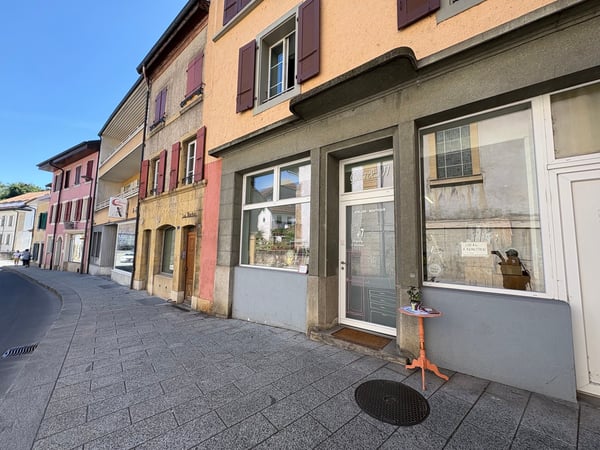 Local commercial au rez avec vitrine à louer - idéal pour un atelier de création 3