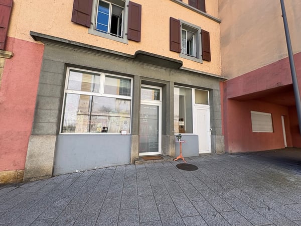 Local commercial au rez avec vitrine à louer - idéal pour un atelier de création 2