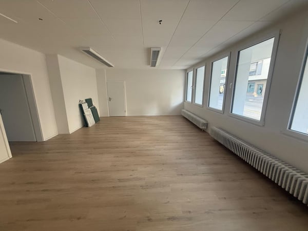 Surface commerciale entièrement rénovée avec grande vitrine - Fribourg Pérolles 3