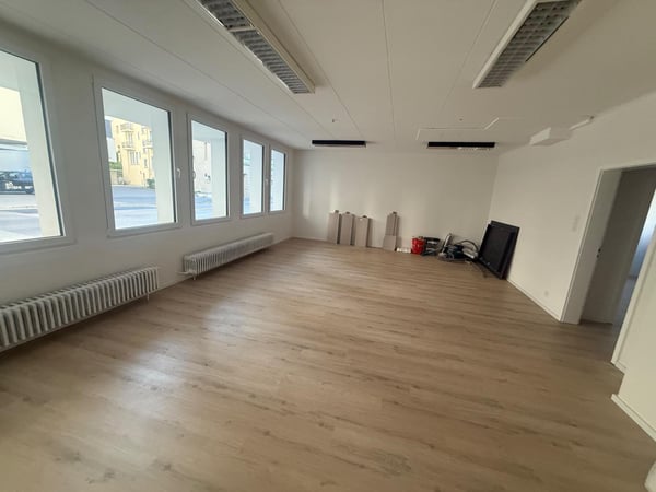 Surface commerciale entièrement rénovée avec grande vitrine - Fribourg Pérolles
