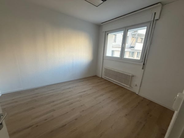 Surface commerciale entièrement rénovée avec grande vitrine - Fribourg Pérolles 8