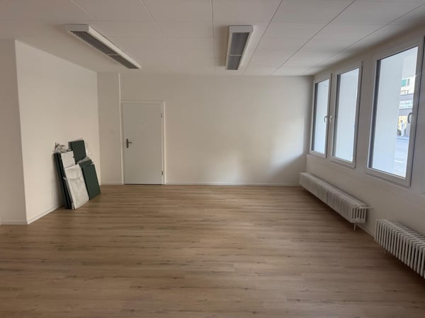 Surface commerciale entièrement rénovée avec grande vitrine - Fribourg Pérolles 10