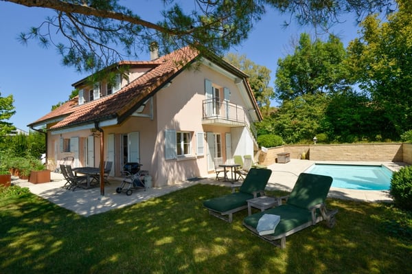 Magnifique et spacieuse villa de 7.5 pièces avec piscine 1