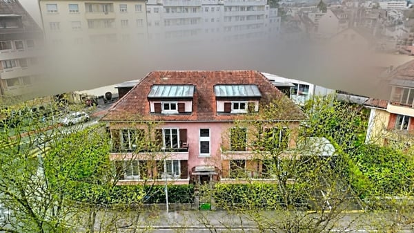 IL OCCUPE TOUTE LA TOITURE DE L'IMMEUBLE ?VOTRE COCON SOUS LES TOITS FACE À LA THIELLE