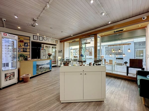 LOCAL COMMERCIAL AVEC VITRINES A LOUER 3