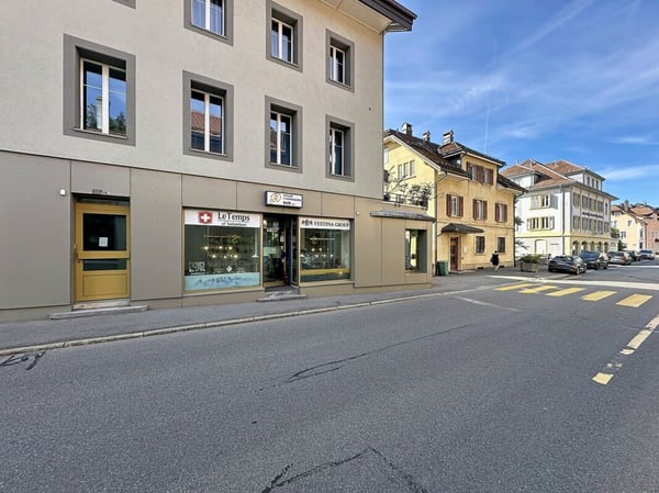 LOCAL COMMERCIAL AVEC VITRINES A LOUER