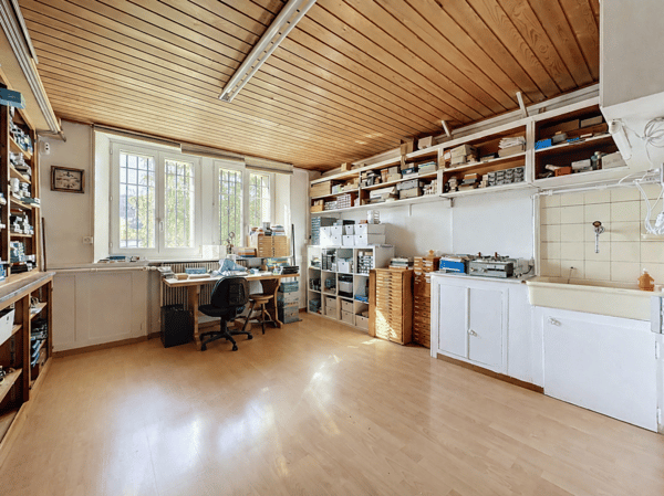 LOCAL COMMERCIAL AVEC VITRINES A LOUER 8