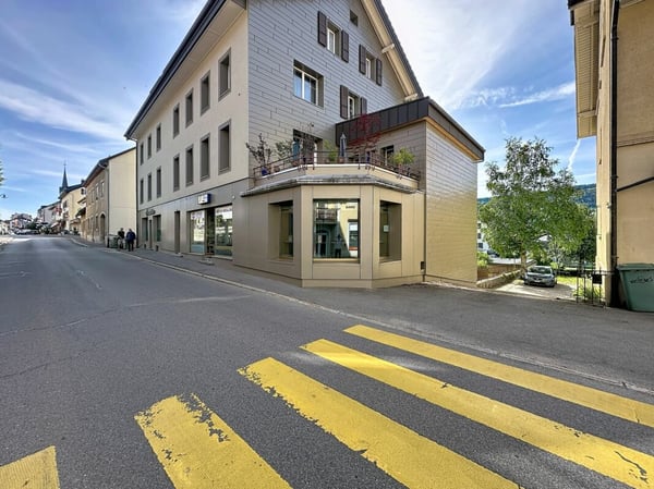 LOCAL COMMERCIAL AVEC VITRINES A LOUER 2
