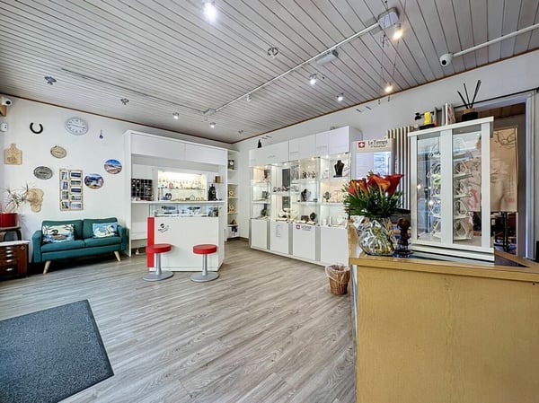 LOCAL COMMERCIAL AVEC VITRINES A LOUER 4