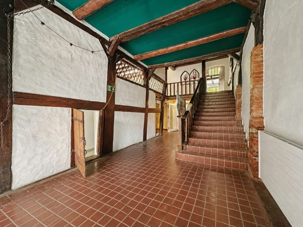 PROPRIETE ATYPIQUE SUR PLUS DE 6'000 M2 EN COURS DE RÉNOVATION, NON SOUMISE A LA LDFR 7