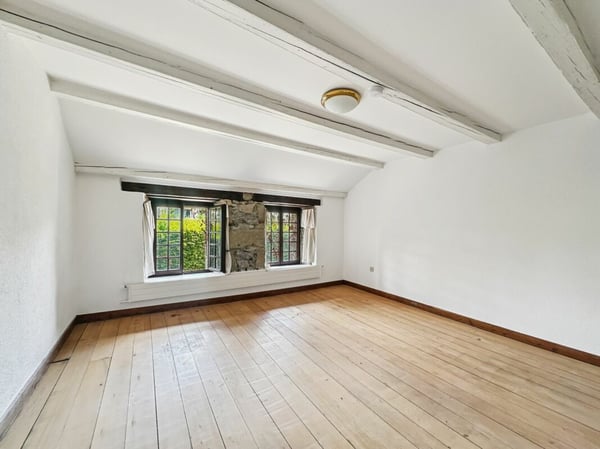 PROPRIETE ATYPIQUE SUR PLUS DE 6'000 M2 EN COURS DE RÉNOVATION, NON SOUMISE A LA LDFR 11