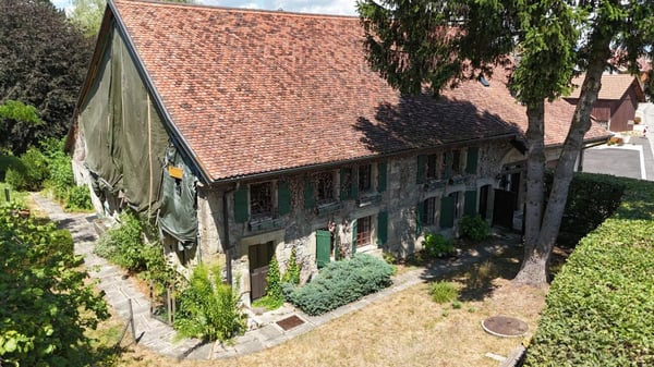 PROPRIETE ATYPIQUE SUR PLUS DE 6'000 M2 EN COURS DE RÉNOVATION, NON SOUMISE A LA LDFR 13