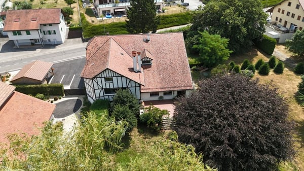 PROPRIETE ATYPIQUE SUR PLUS DE 6'000 M2 EN COURS DE RÉNOVATION, NON SOUMISE A LA LDFR 2