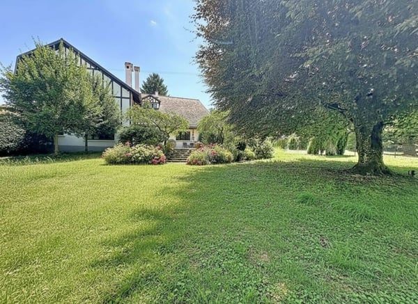 PROPRIETE ATYPIQUE SUR PLUS DE 6'000 M2 EN COURS DE RÉNOVATION, NON SOUMISE A LA LDFR 3