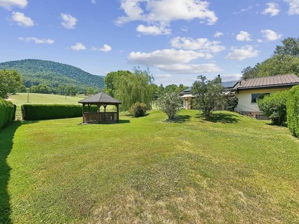 VILLA INDIVIDUELLE DE PLAIN-PIED EN BORDURE DE ZONE AGRICOLE AVEC UN RUISSEAU 2