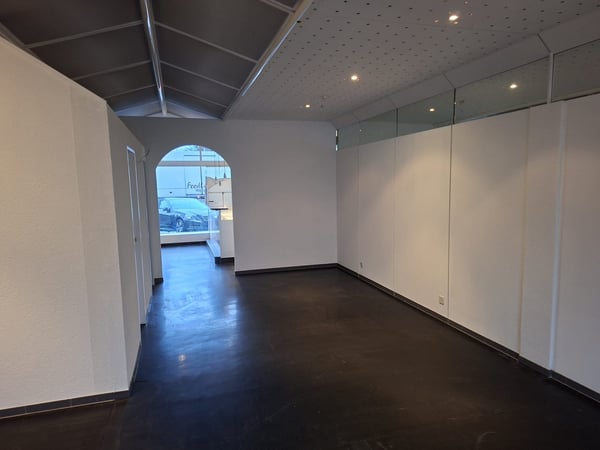 Magnifique local commercial d'environ 111 m2 13