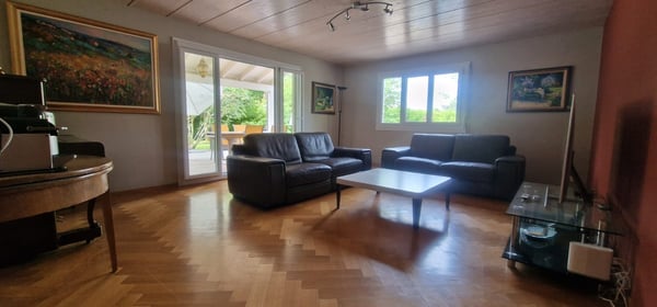 Belle propriété de 7 pces avec grands espaces de vie et superbe jardin 11