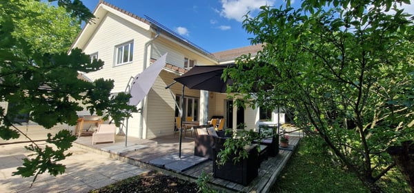 Belle propriété de 7 pces avec grands espaces de vie et superbe jardin 3