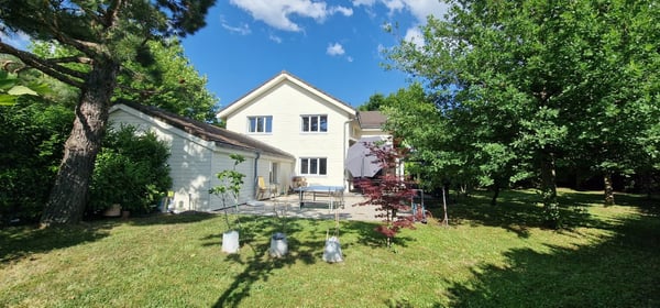 Belle propriété de 7 pces avec grands espaces de vie et superbe jardin 2