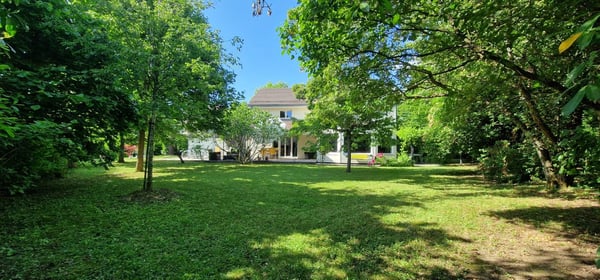 Belle propriété de 7 pces avec grands espaces de vie et superbe jardin 1