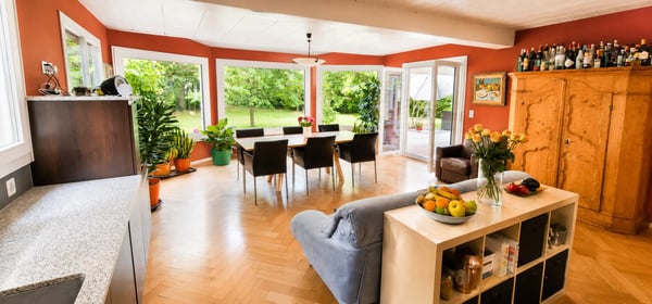 Belle propriété de 7 pces avec grands espaces de vie et superbe jardin 8