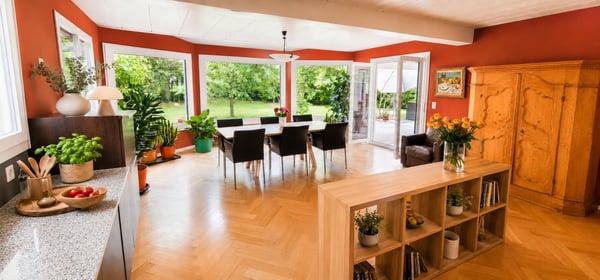 Belle propriété de 7 pces avec grands espaces de vie et superbe jardin 8