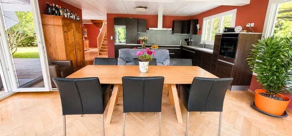 Belle propriété de 7 pces avec grands espaces de vie et superbe jardin 10